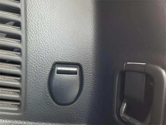 2017 Nissan Rogue SV photo 19