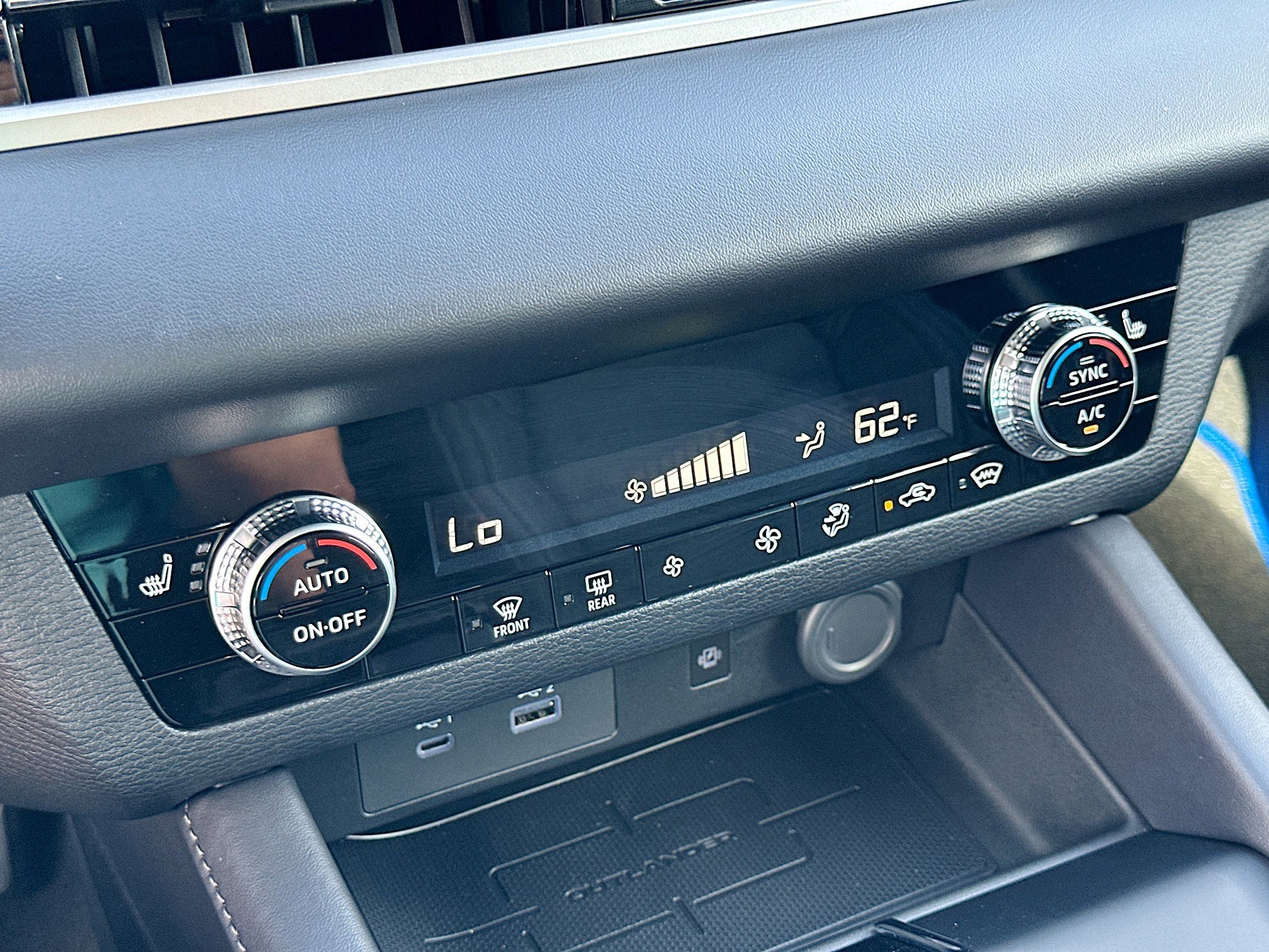 2025 Mitsubishi Outlander PHEV SE photo 9