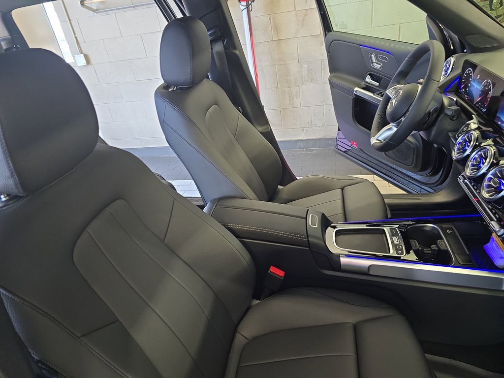 2025 Mercedes Benz GLB 250 photo 9