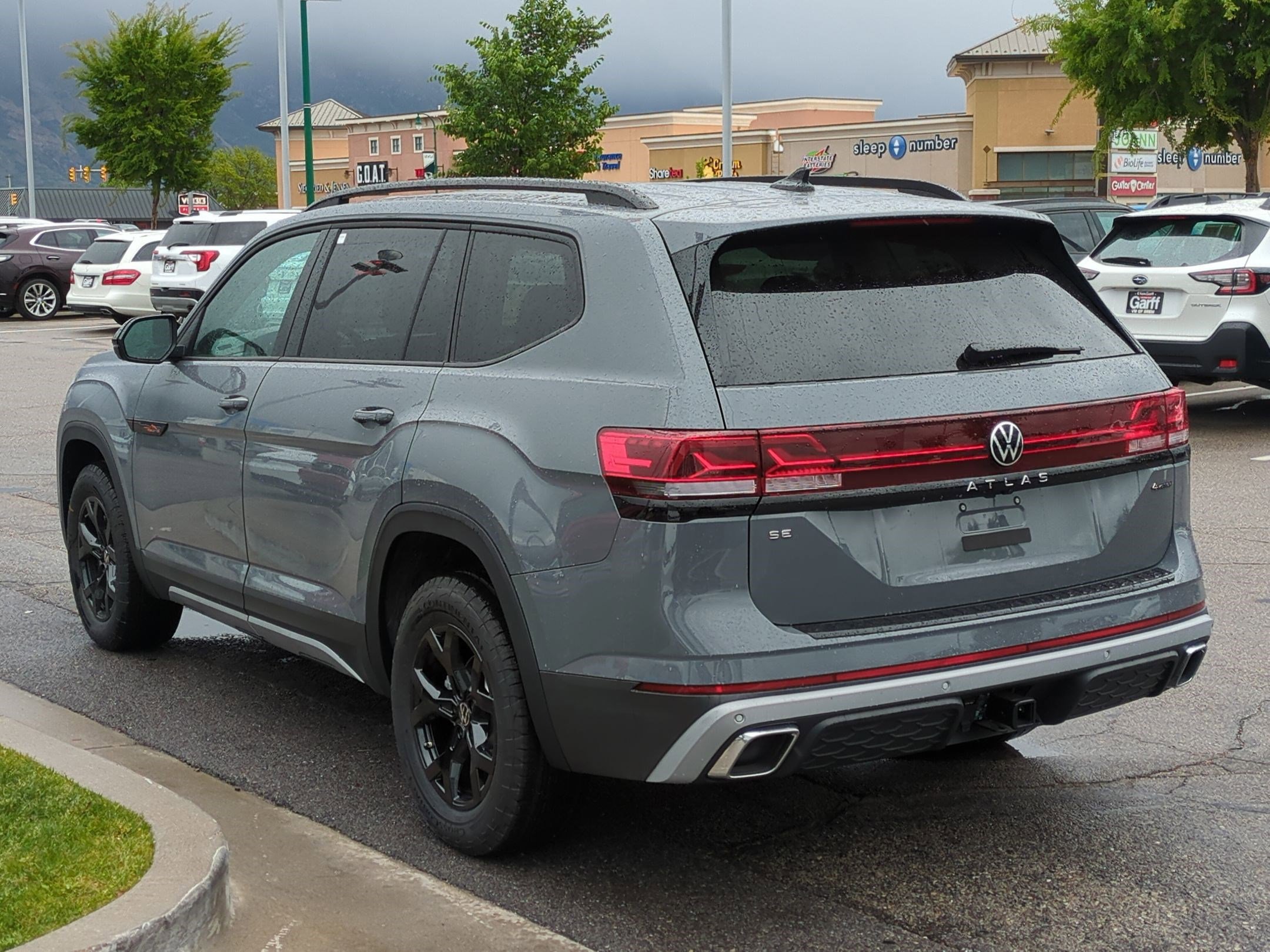 2025 Volkswagen Atlas Peak Edition SE photo 3