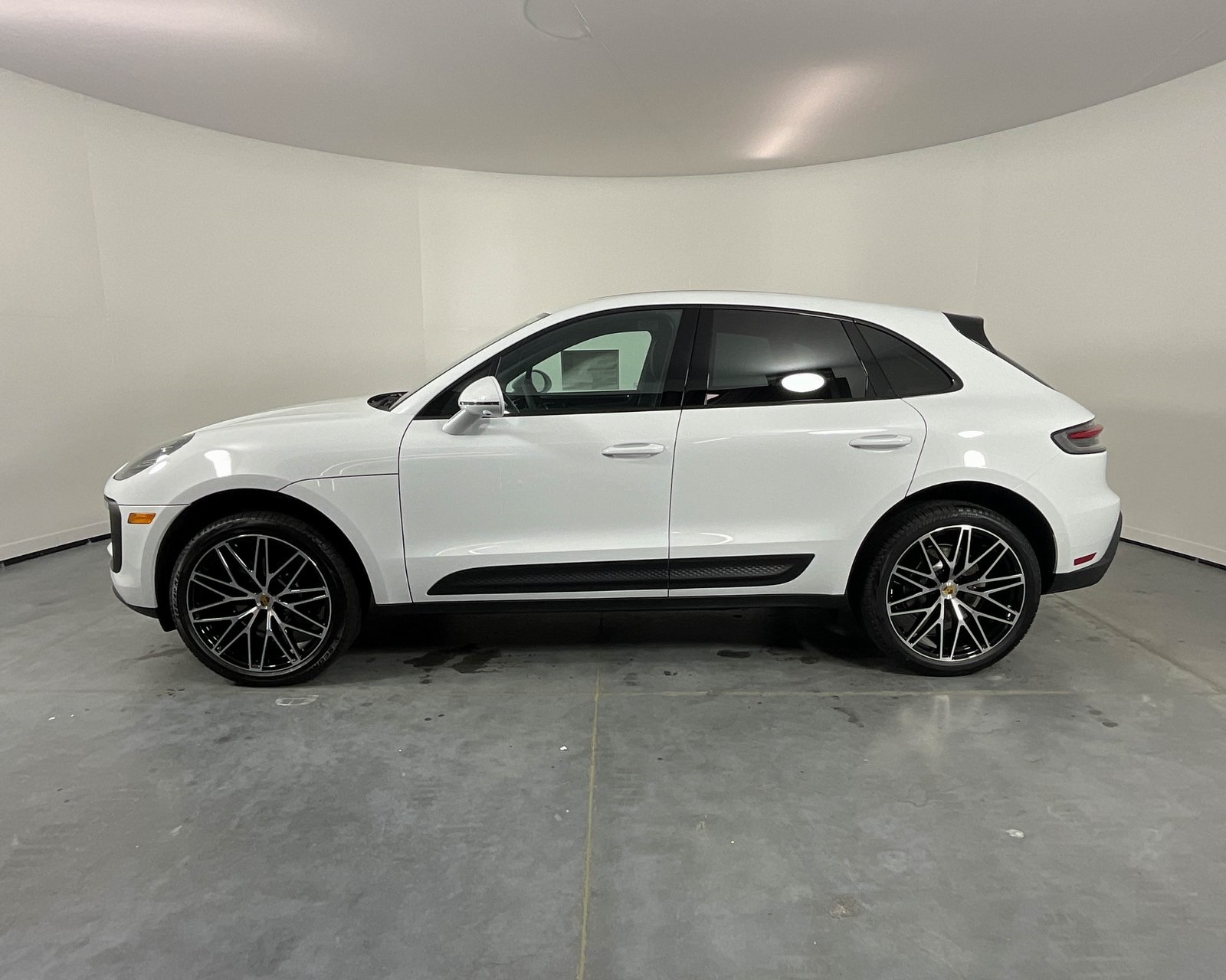 2025 Porsche Macan T photo 2
