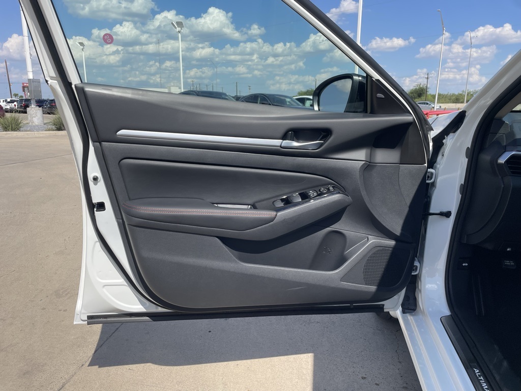 2025 Nissan Altima SR photo 13