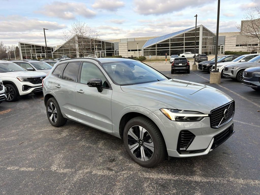 2025 Volvo XC60 Core's photo