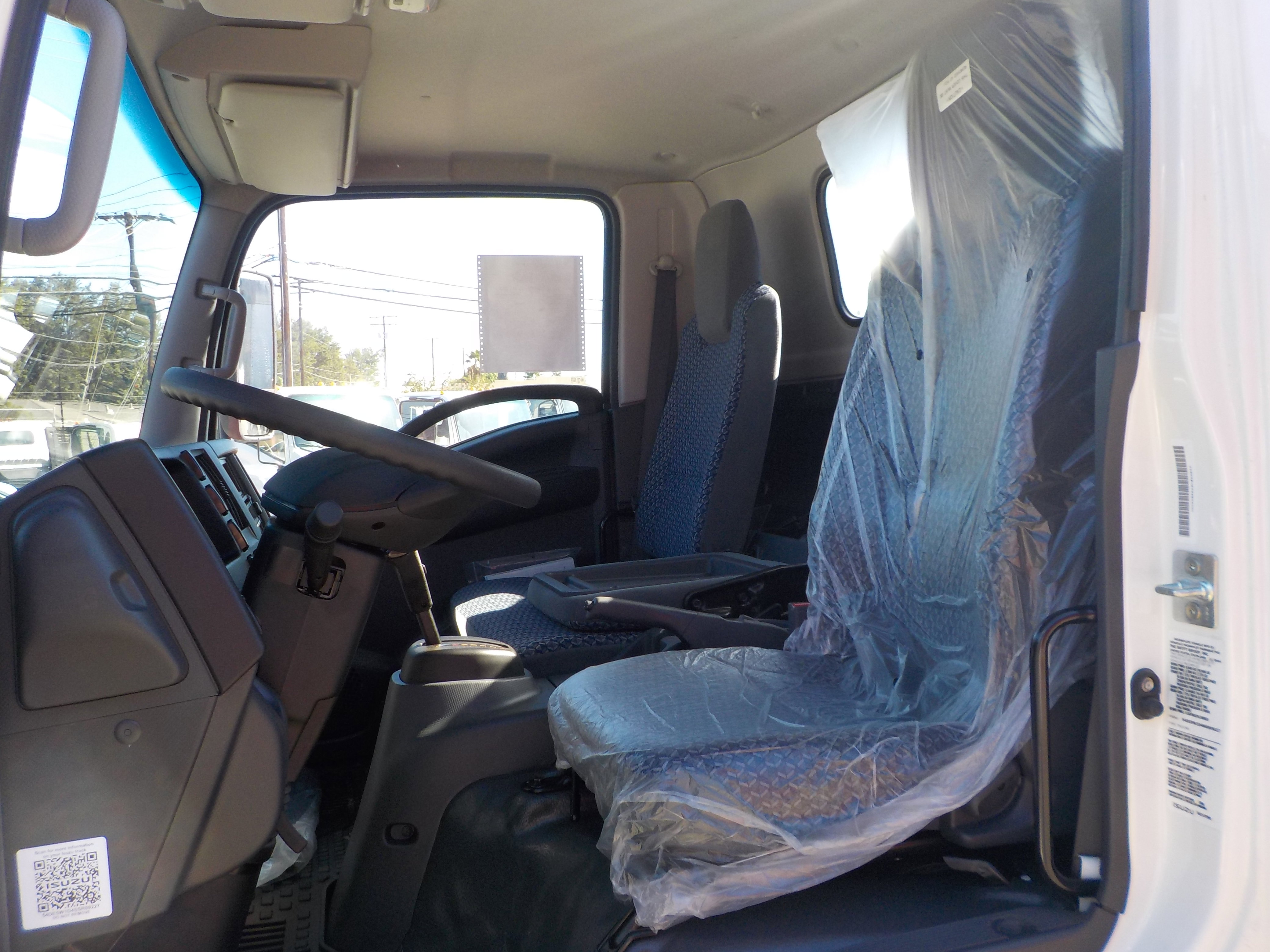 2025 Isuzu NRR photo 2