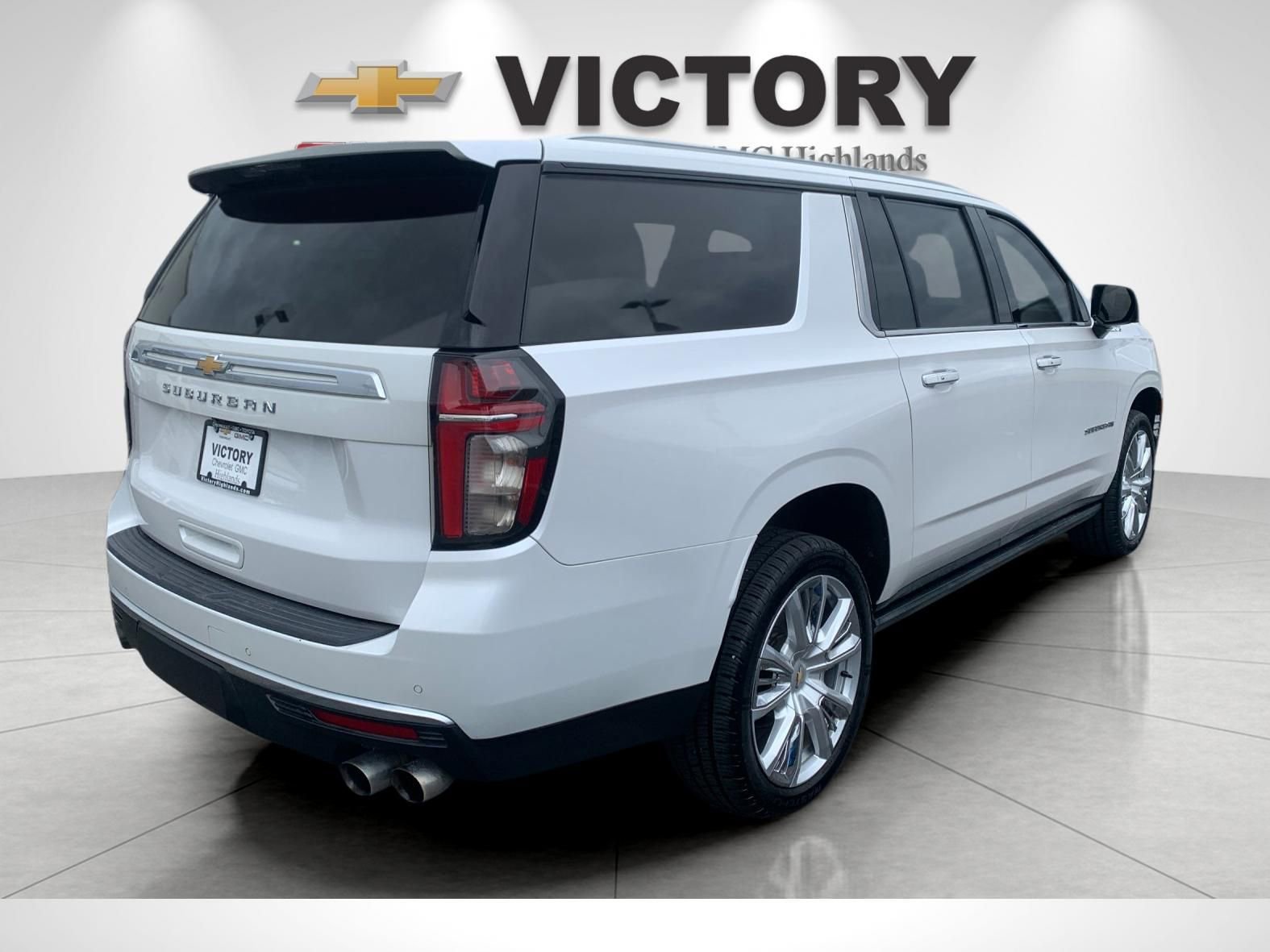 2021 Chevrolet Suburban High Country photo 3