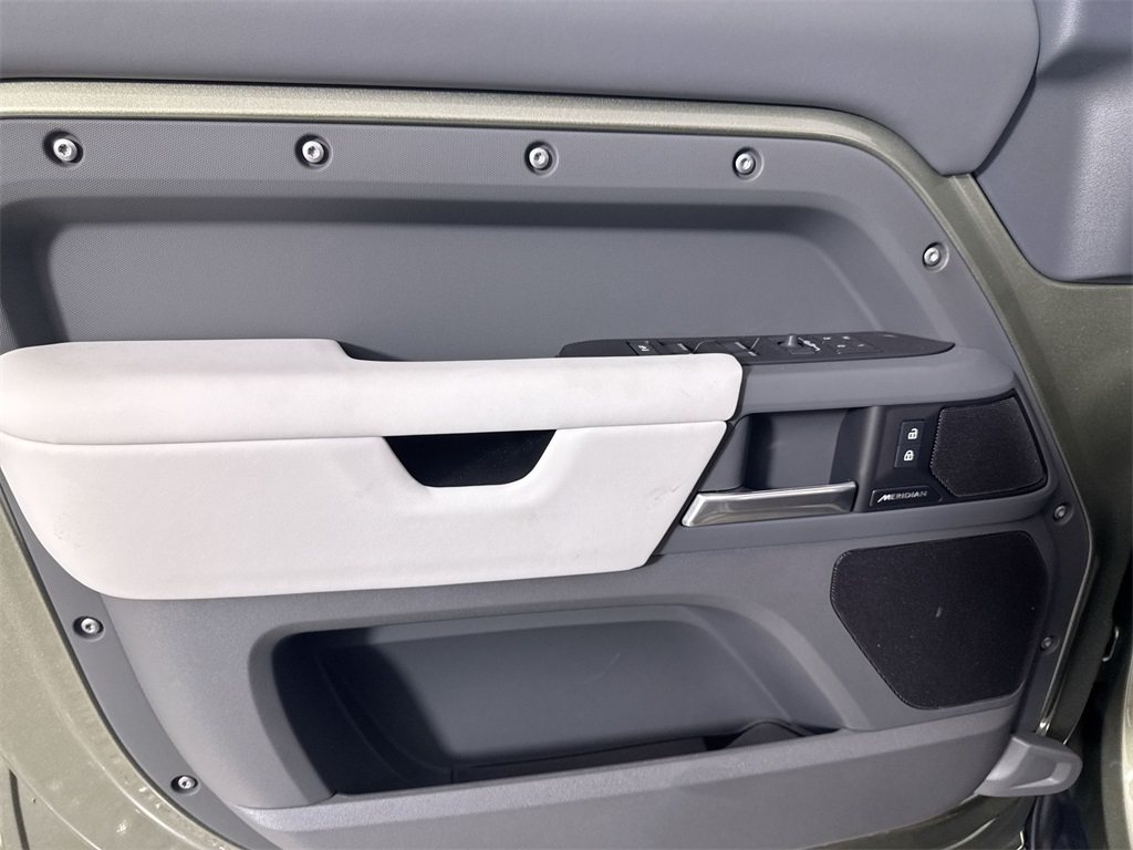 2025 Land Rover Defender 110 S photo 13