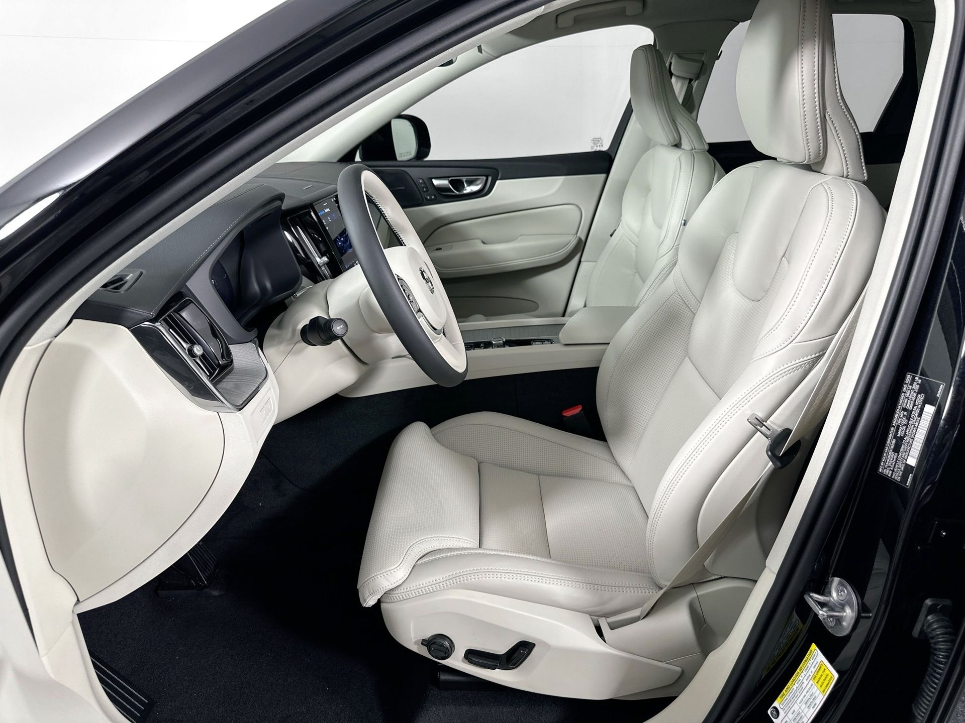 2025 Volvo XC60 T8 photo 12