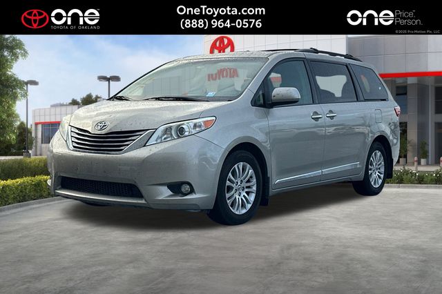 2017 Toyota Sienna XLE's photo