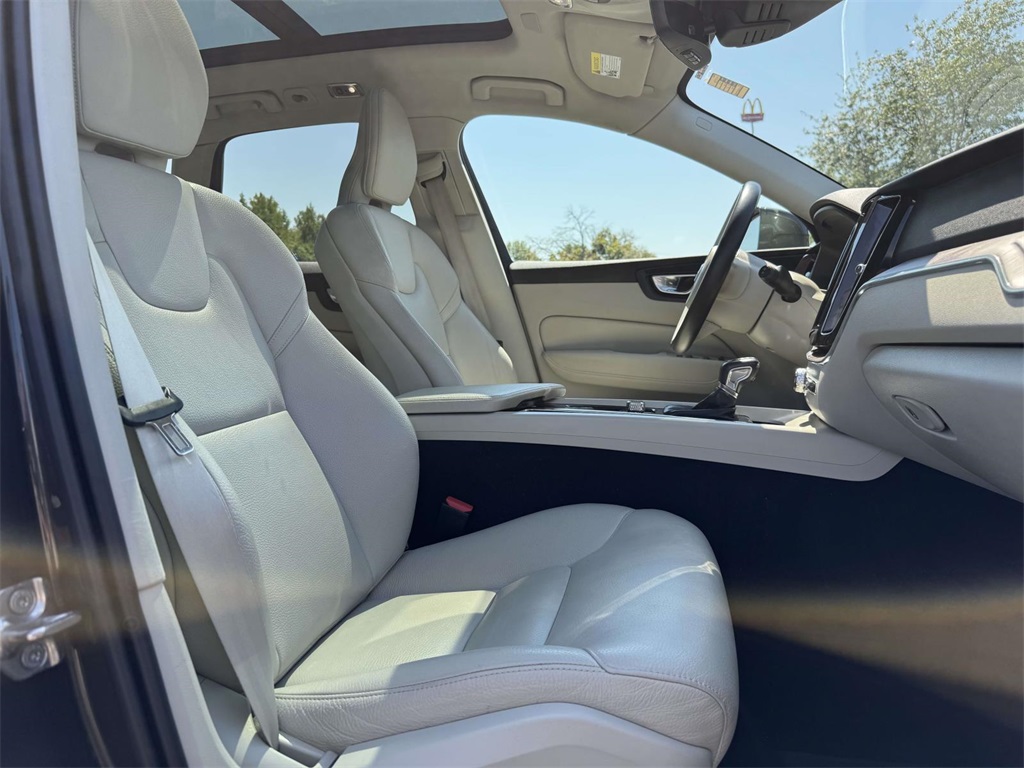 2021 Volvo XC60 T5 Momentum photo 15