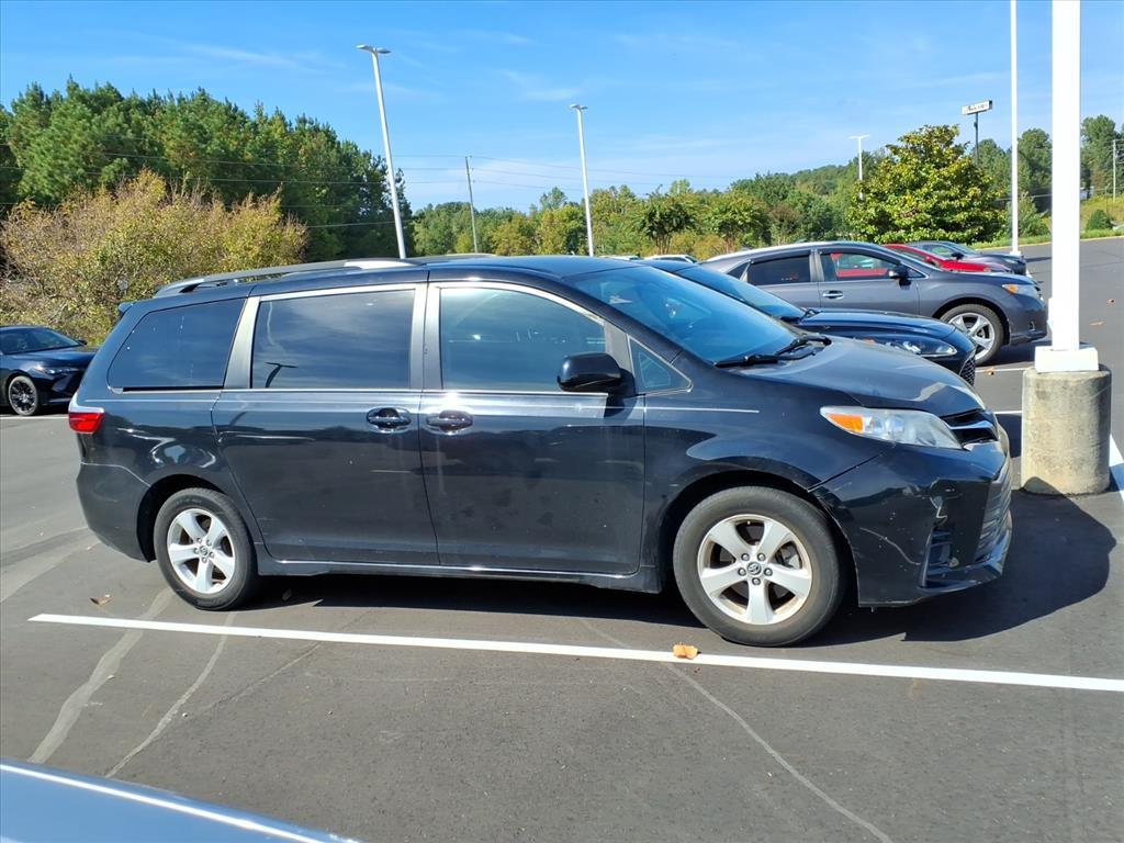 2020 Toyota Sienna LE photo 2