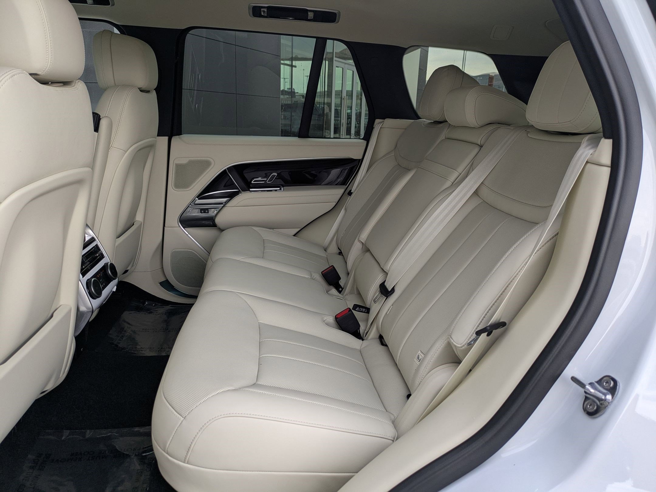 2025 Land Rover Range Rover SE photo 14
