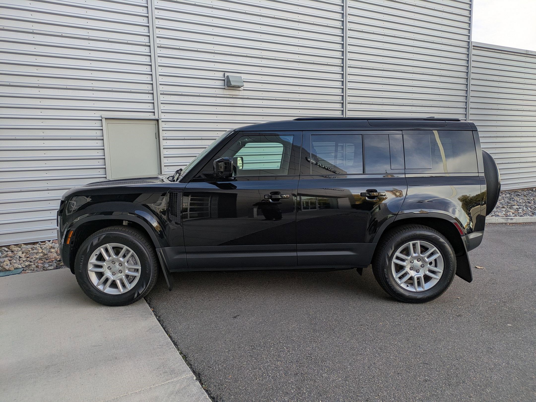 2025 Land Rover Defender 110 S photo 2