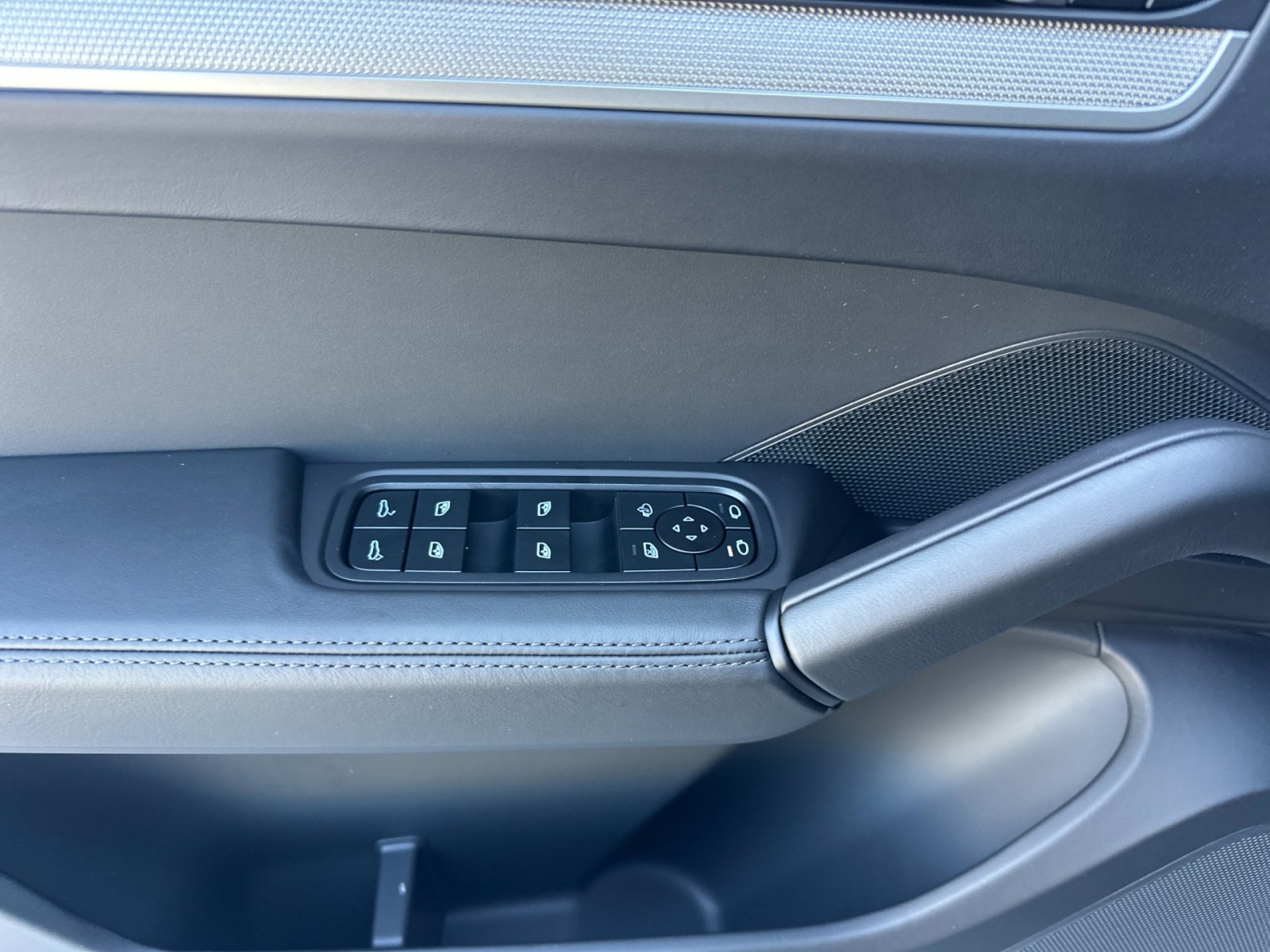 2025 Porsche Cayenne Coupe photo 13
