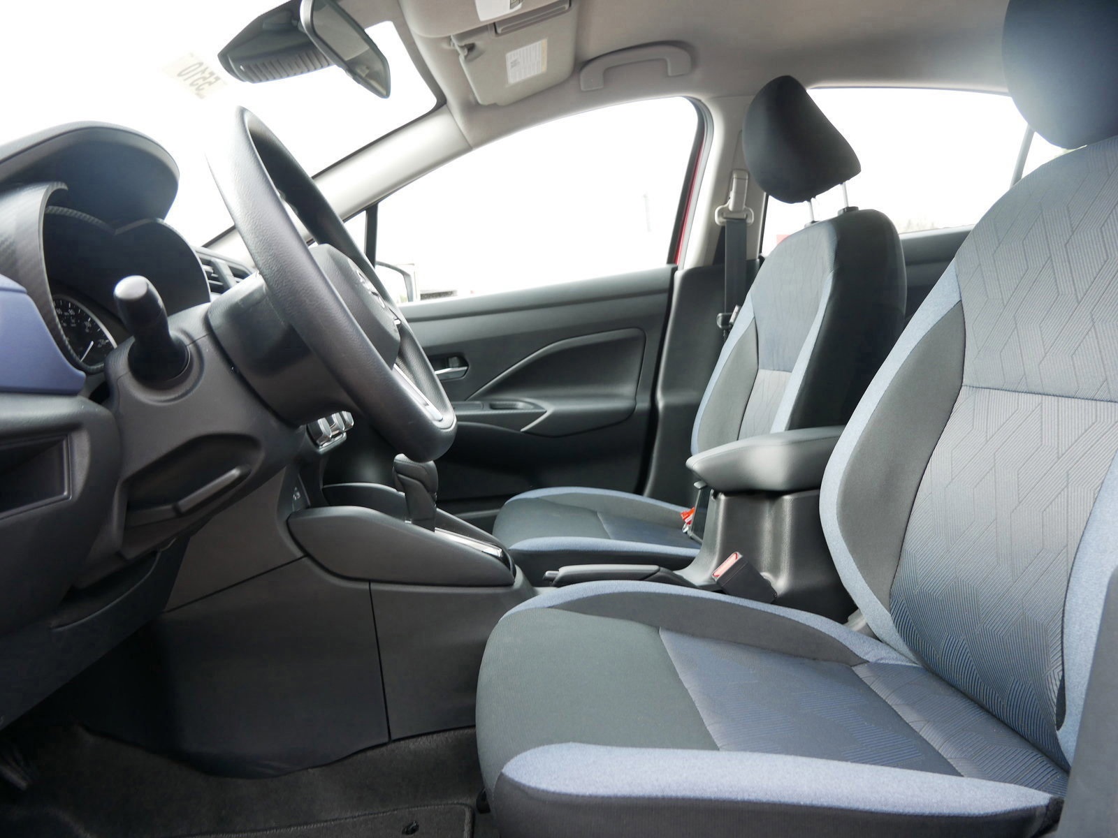 2025 Nissan Versa 1.6 SV photo 8