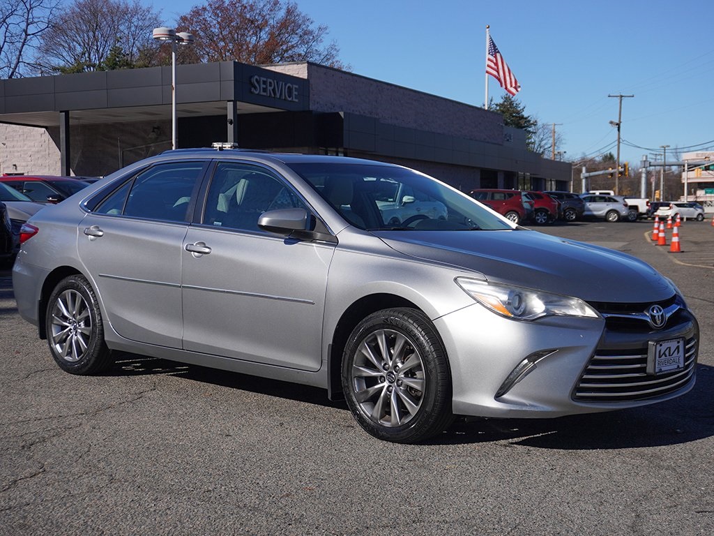 2017 Toyota Camry XLE photo 2