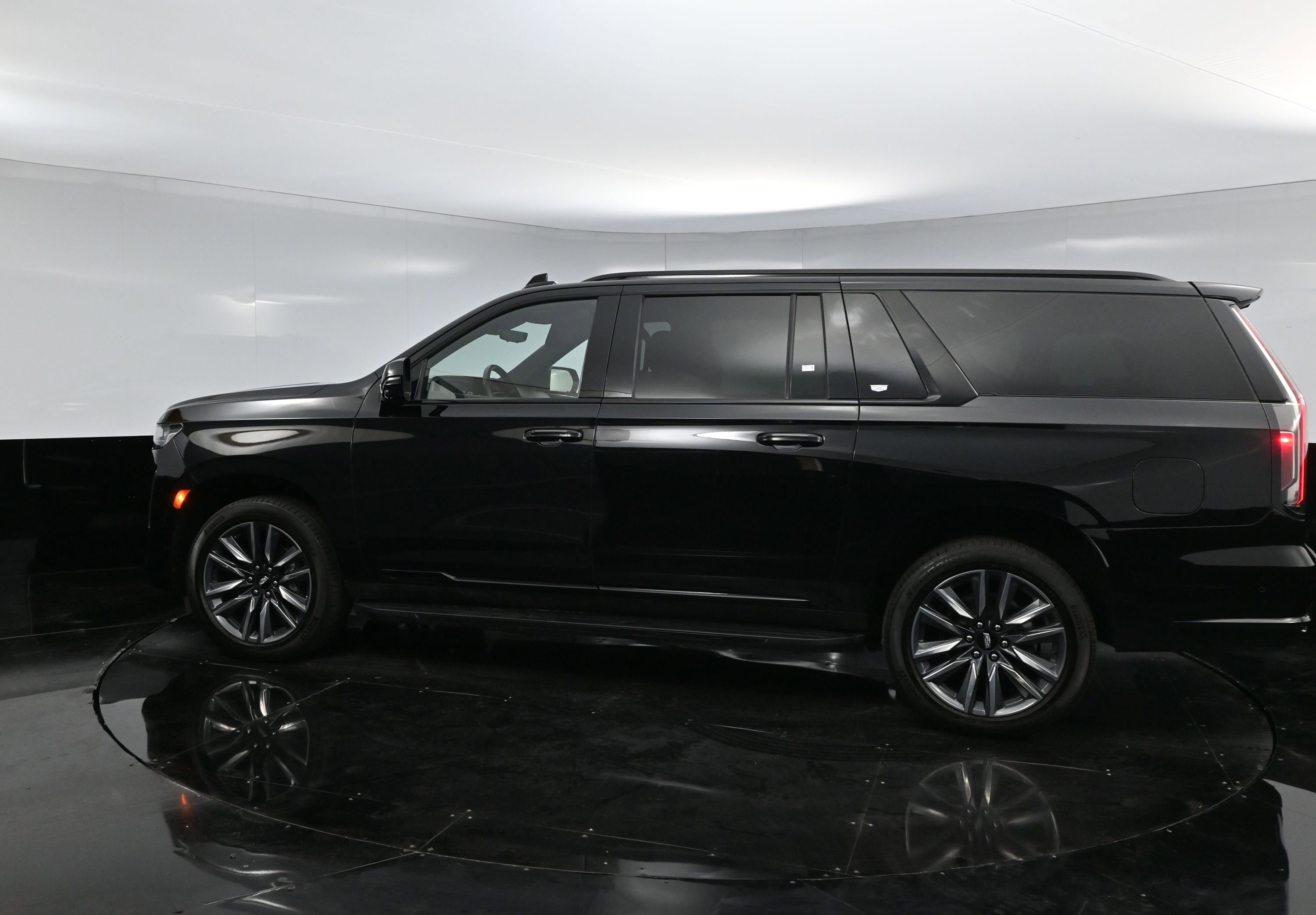2023 Cadillac Escalade ESV Sport photo 2