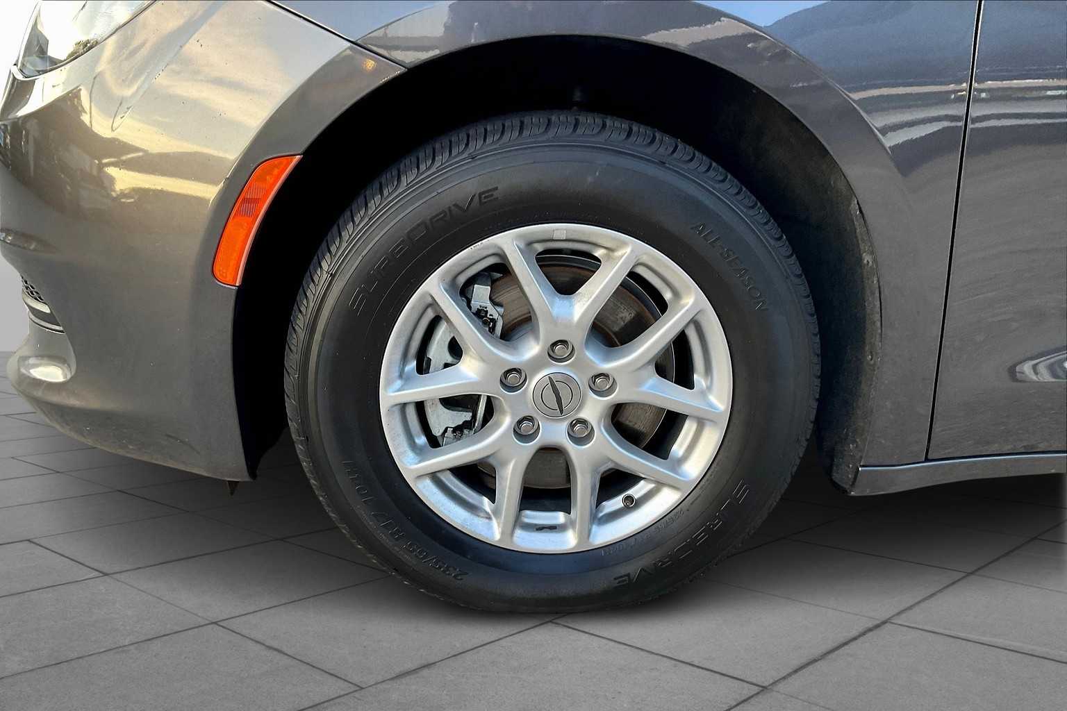 2022 Chrysler Voyager LX photo 9