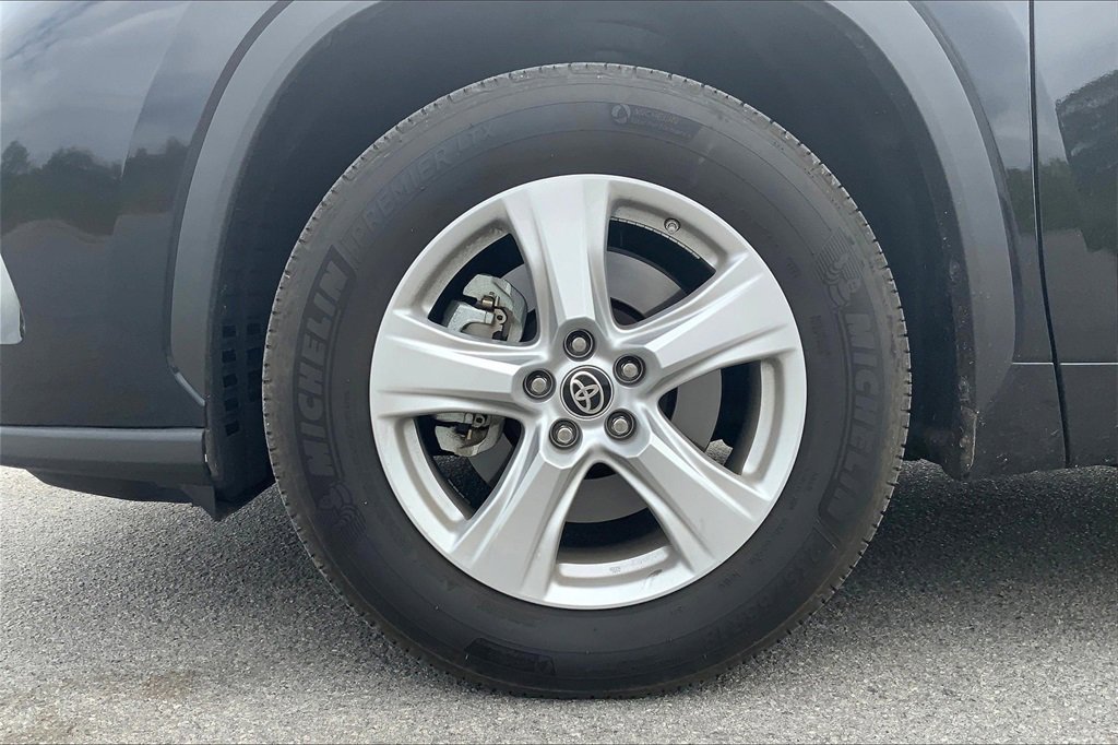 2024 Toyota Highlander LE photo 6