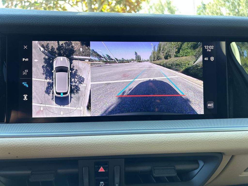 2025 Porsche Cayenne Base photo 21