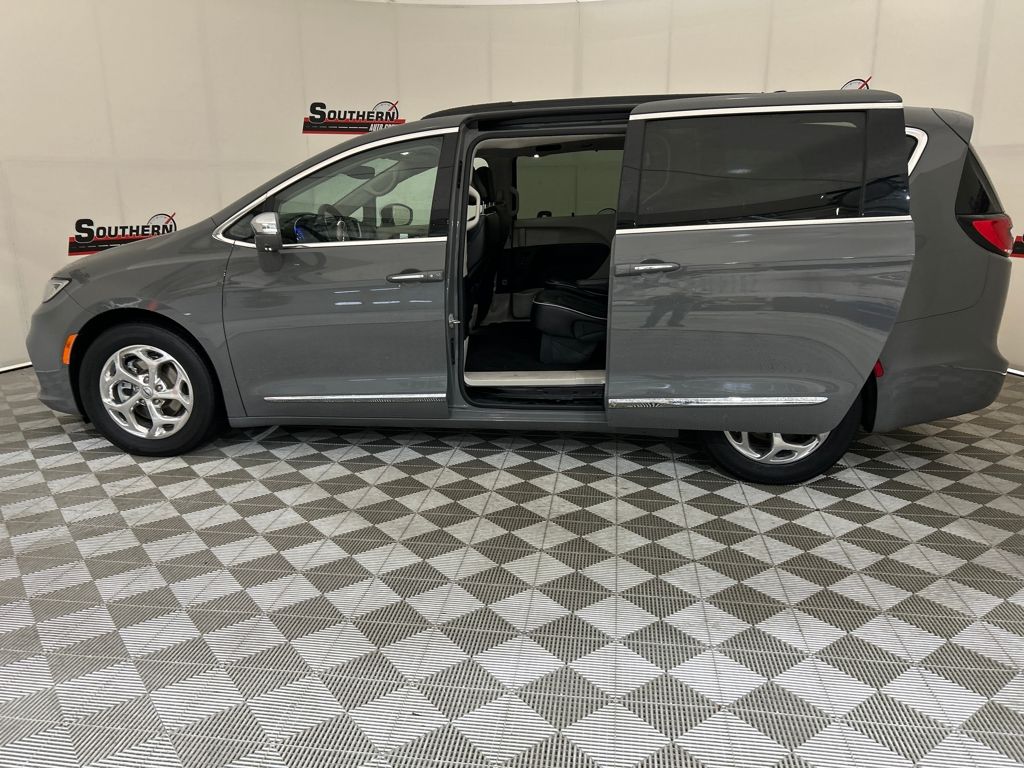 2022 Chrysler Pacifica Limited photo 3
