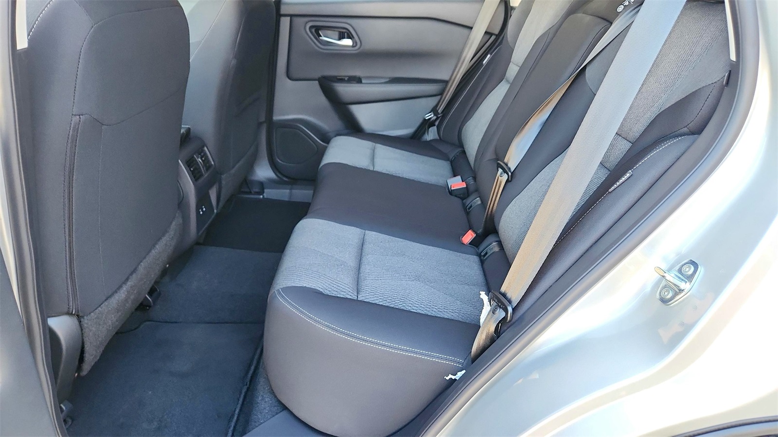2025 Nissan Rogue SV photo 17