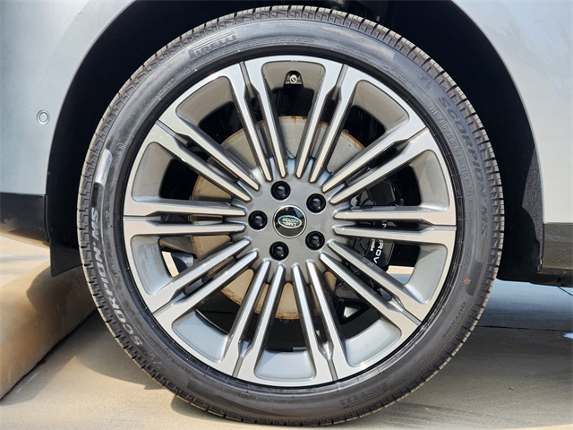 2025 Land Rover Range Rover SE photo 6