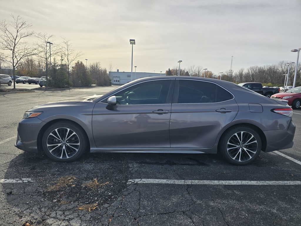 2018 Toyota Camry SE photo 4