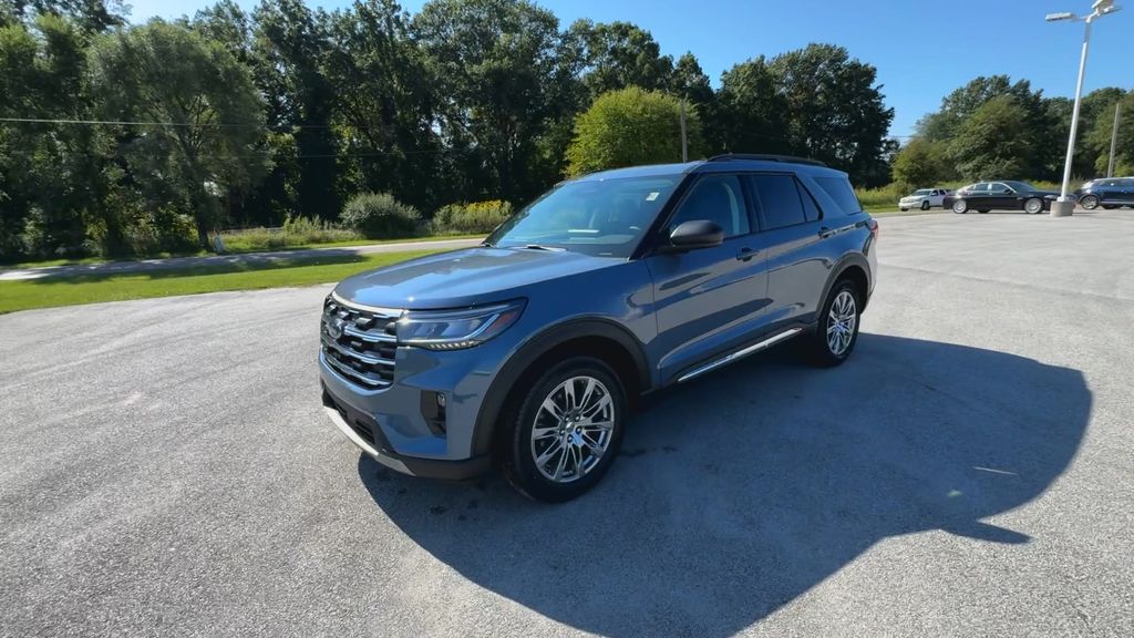 2025 Ford Explorer photo 4