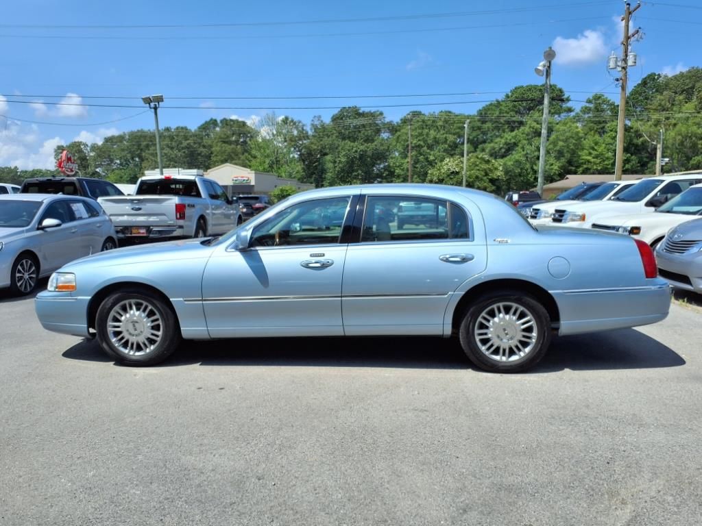 Used 2009 Lincoln Town Car Signature Limited with VIN 2LNHM82V79X635757 for sale in Hartselle, AL