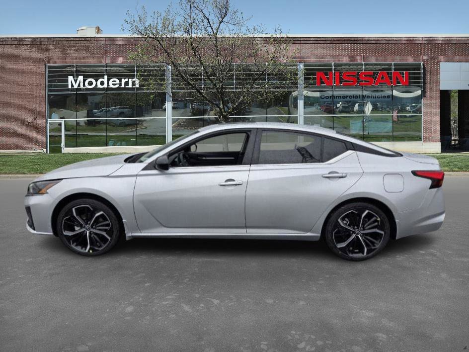 2025 Nissan Altima SR photo 8
