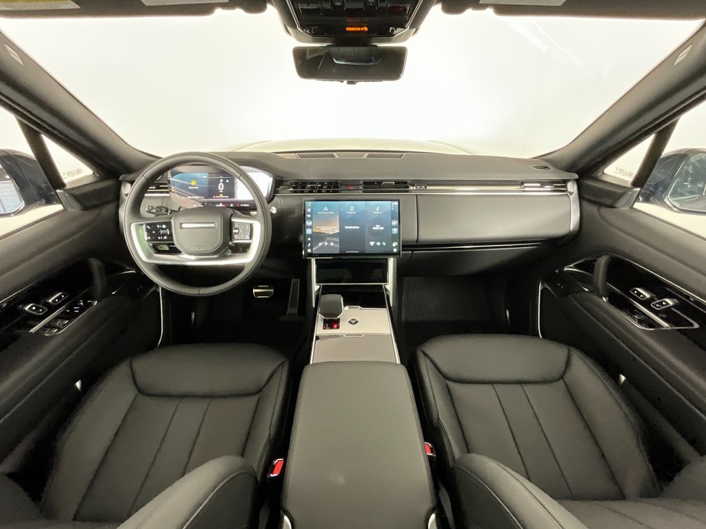 2025 Land Rover Range Rover SE photo 3