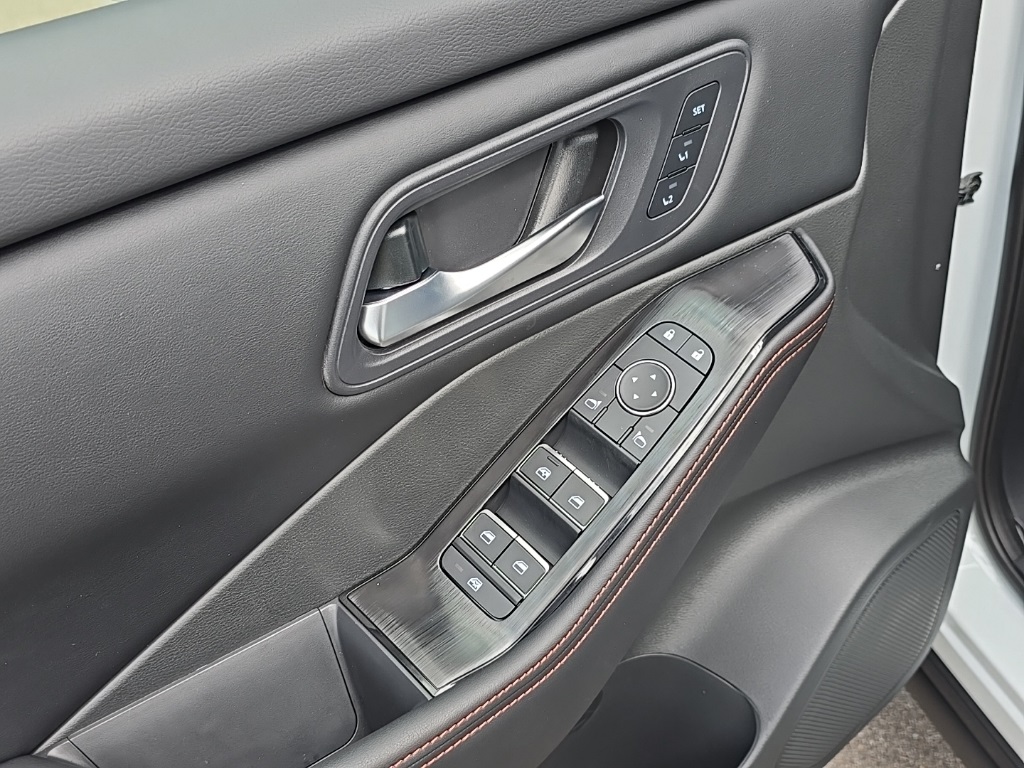 2026 Nissan Rogue SV photo 7