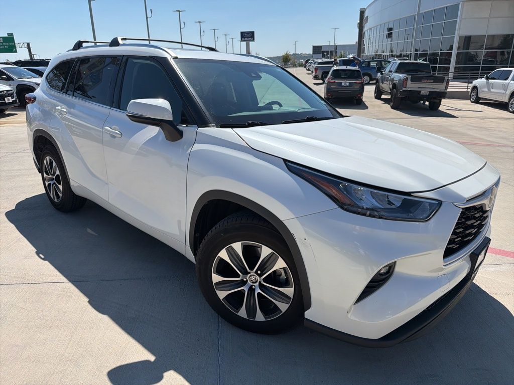 2020 Toyota Highlander XLE photo 2