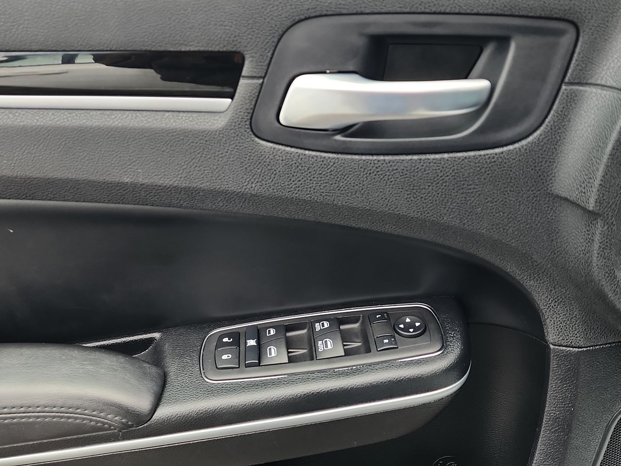 2023 Chrysler 300 Touring photo 12