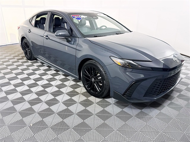 2025 Toyota Camry SE's photo