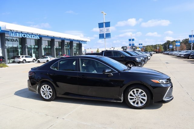 2022 Toyota Camry LE photo 2
