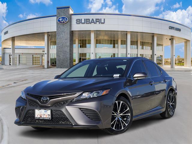 2020 Toyota Camry SE's photo