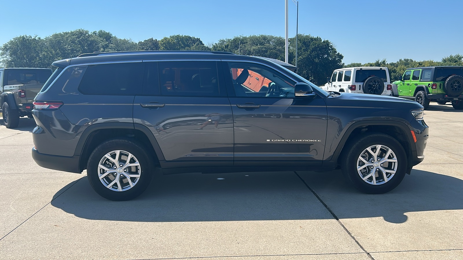 2022 Jeep Grand Cherokee Limited photo 2