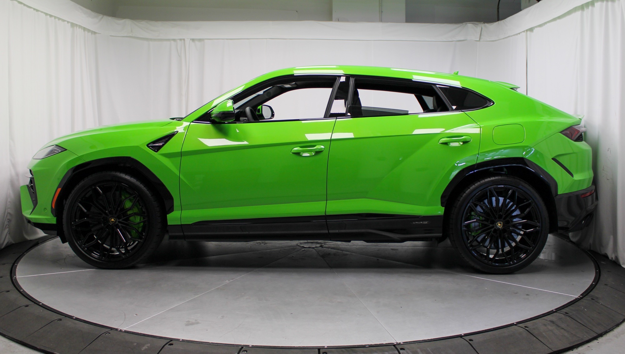 2025 Lamborghini Urus SE photo 2