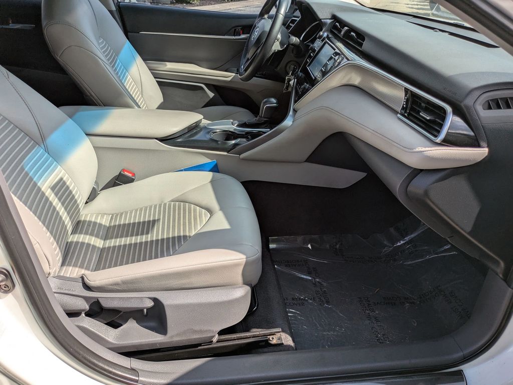 2018 Toyota Camry SE photo 23