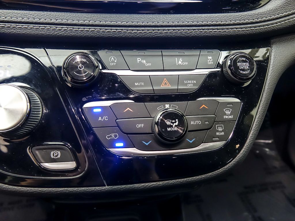 2021 Chrysler Pacifica Touring L photo 19