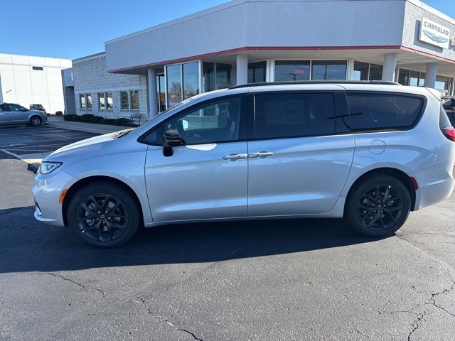 2026 Chrysler Pacifica Limited photo 2