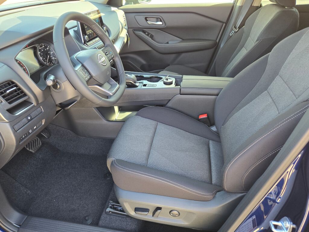 2026 Nissan Rogue SV photo 17