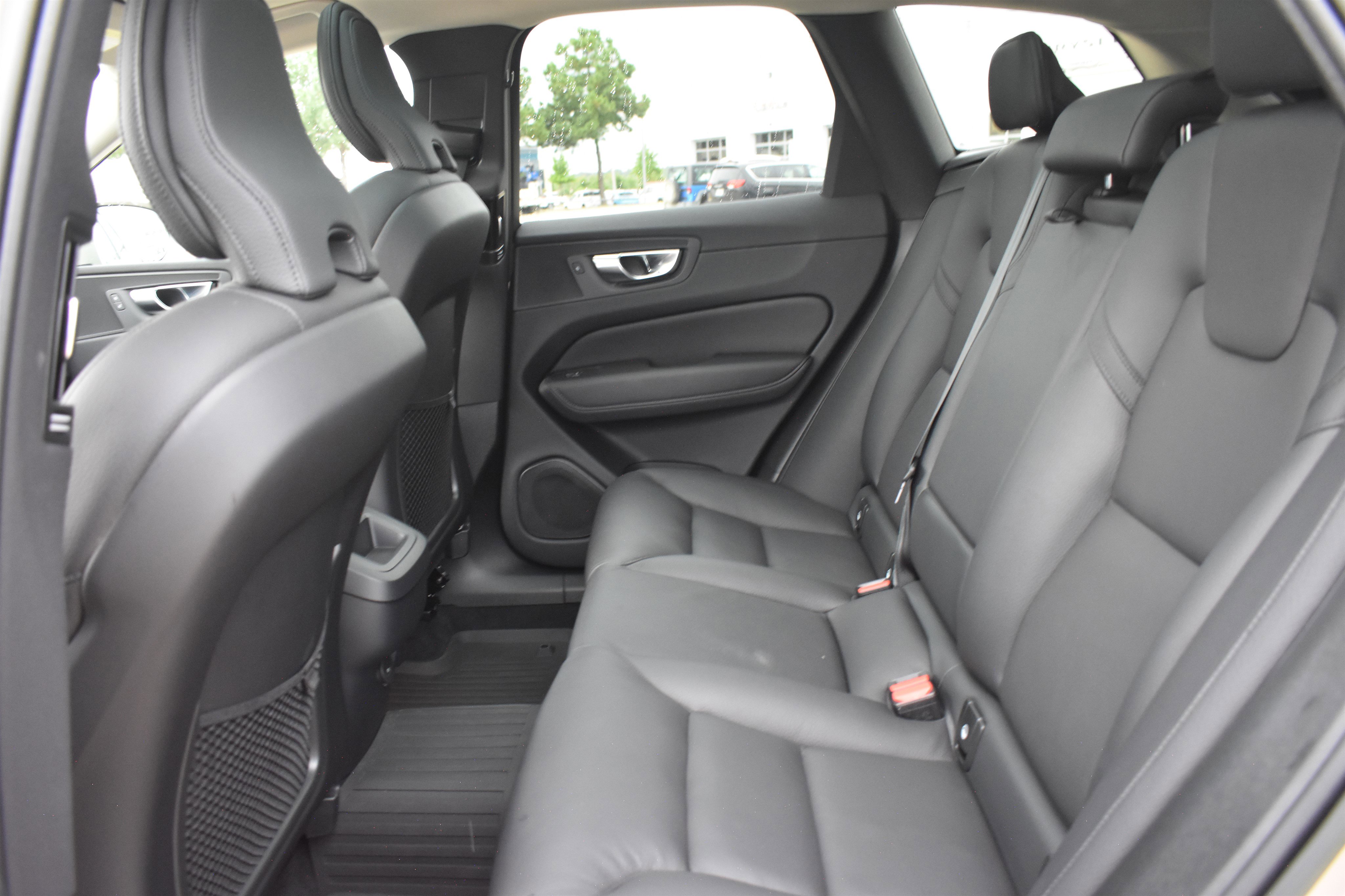 2023 Volvo XC60 B5 Plus photo 7