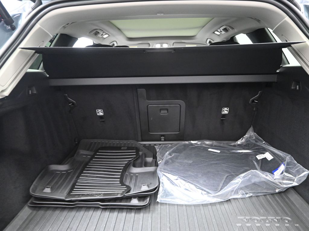 2023 Volvo XC60 B5 Plus photo 14
