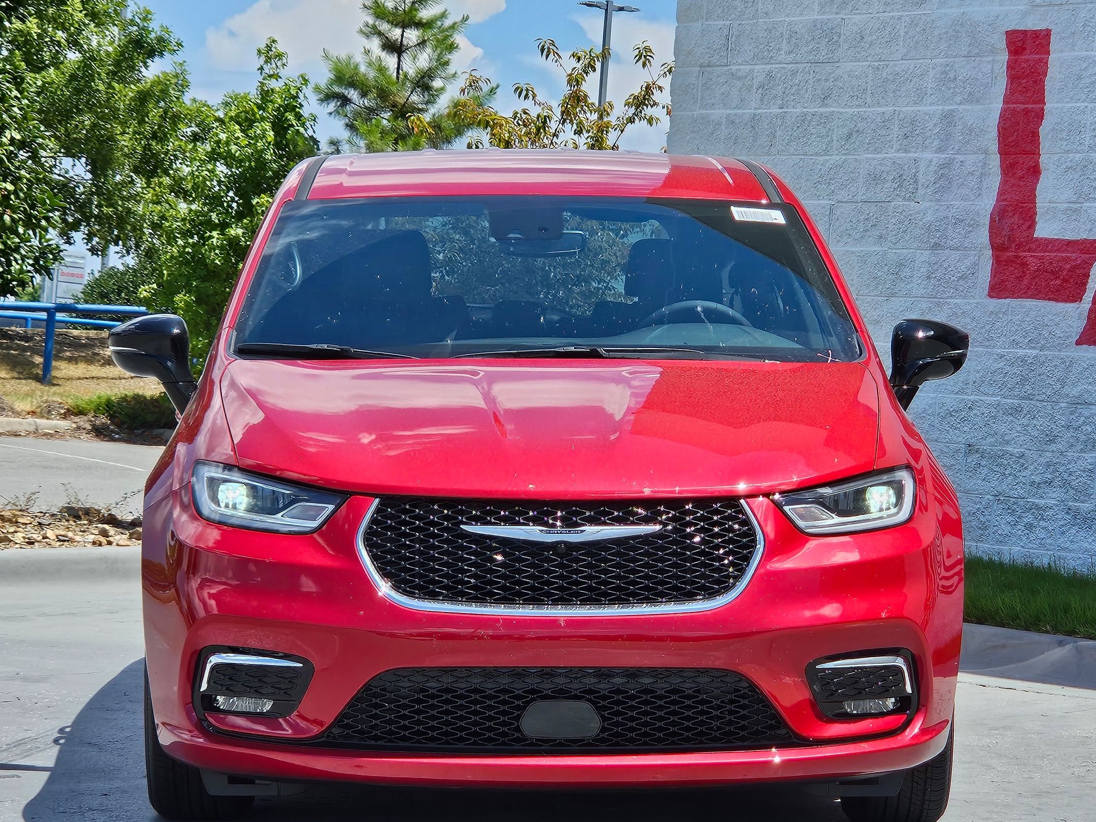 2025 Chrysler Pacifica photo 2