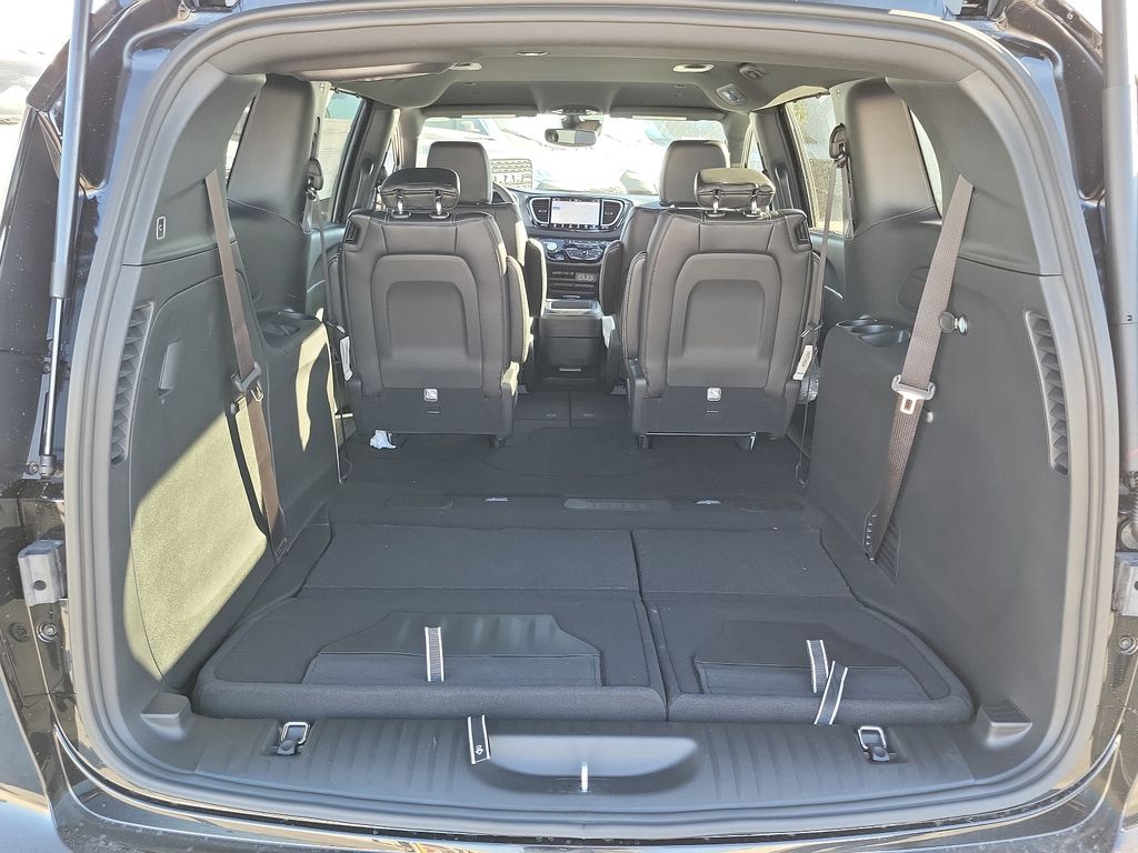 2025 Chrysler Voyager LX photo 11
