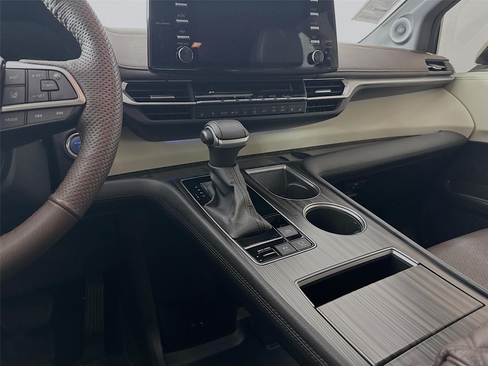 2023 Toyota Sienna Platinum photo 32