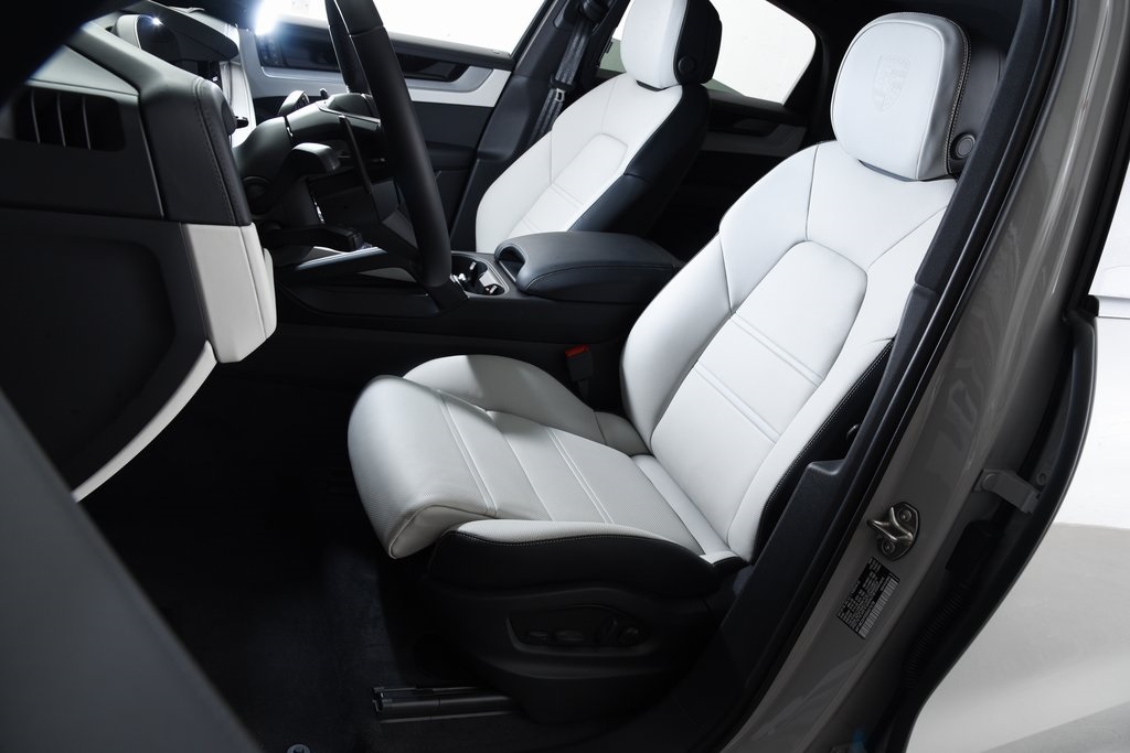 2025 Porsche Cayenne E-Hybrid photo 4