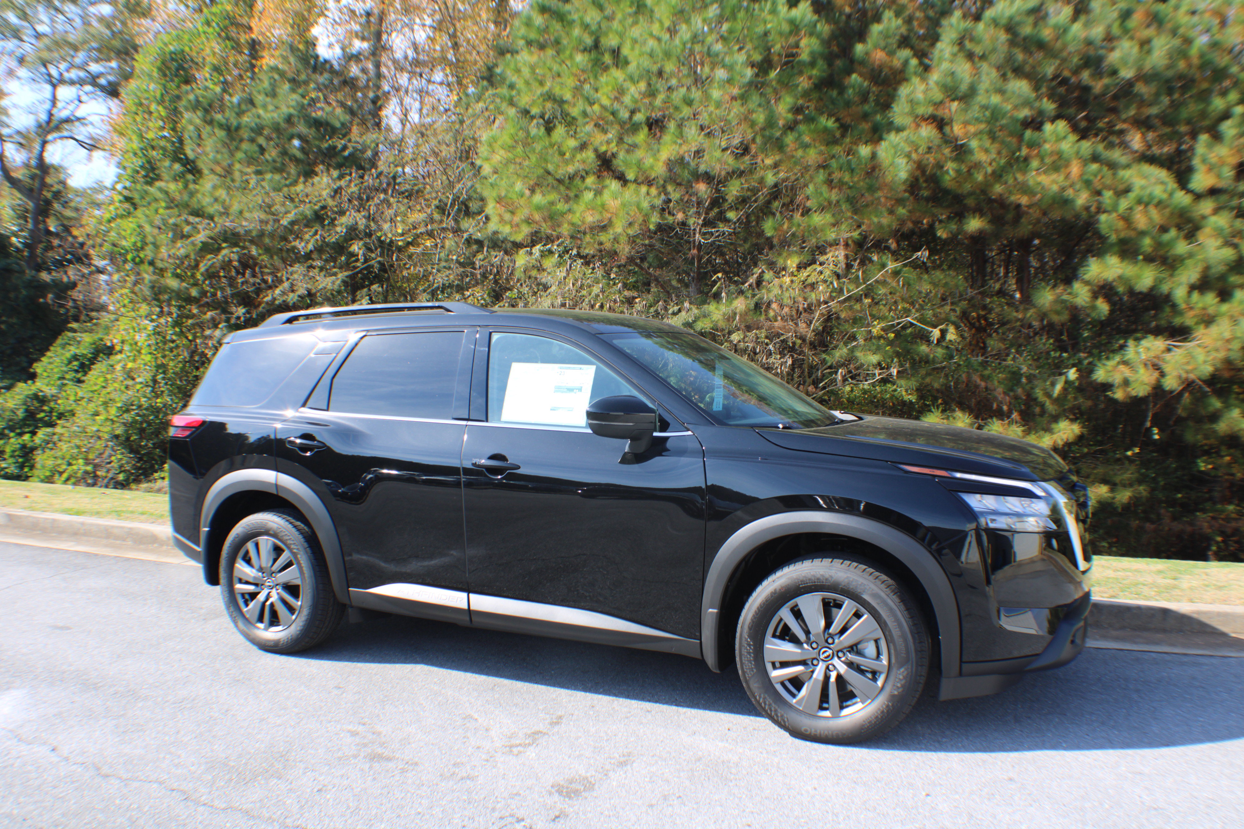 2025 Nissan Pathfinder SV's photo